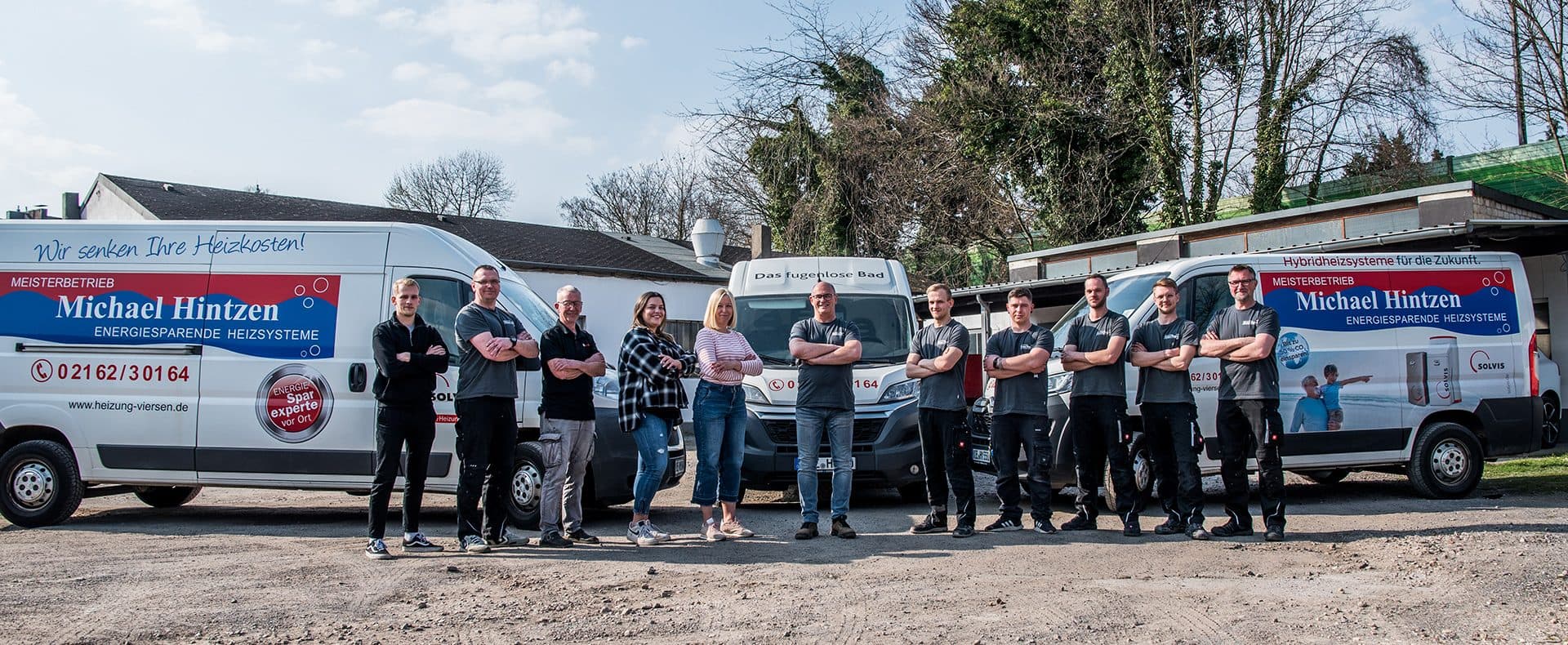 Das Team von Michael Hintzen mit den Firmenwagen an der Süchtelner Str. 95 in Viersen