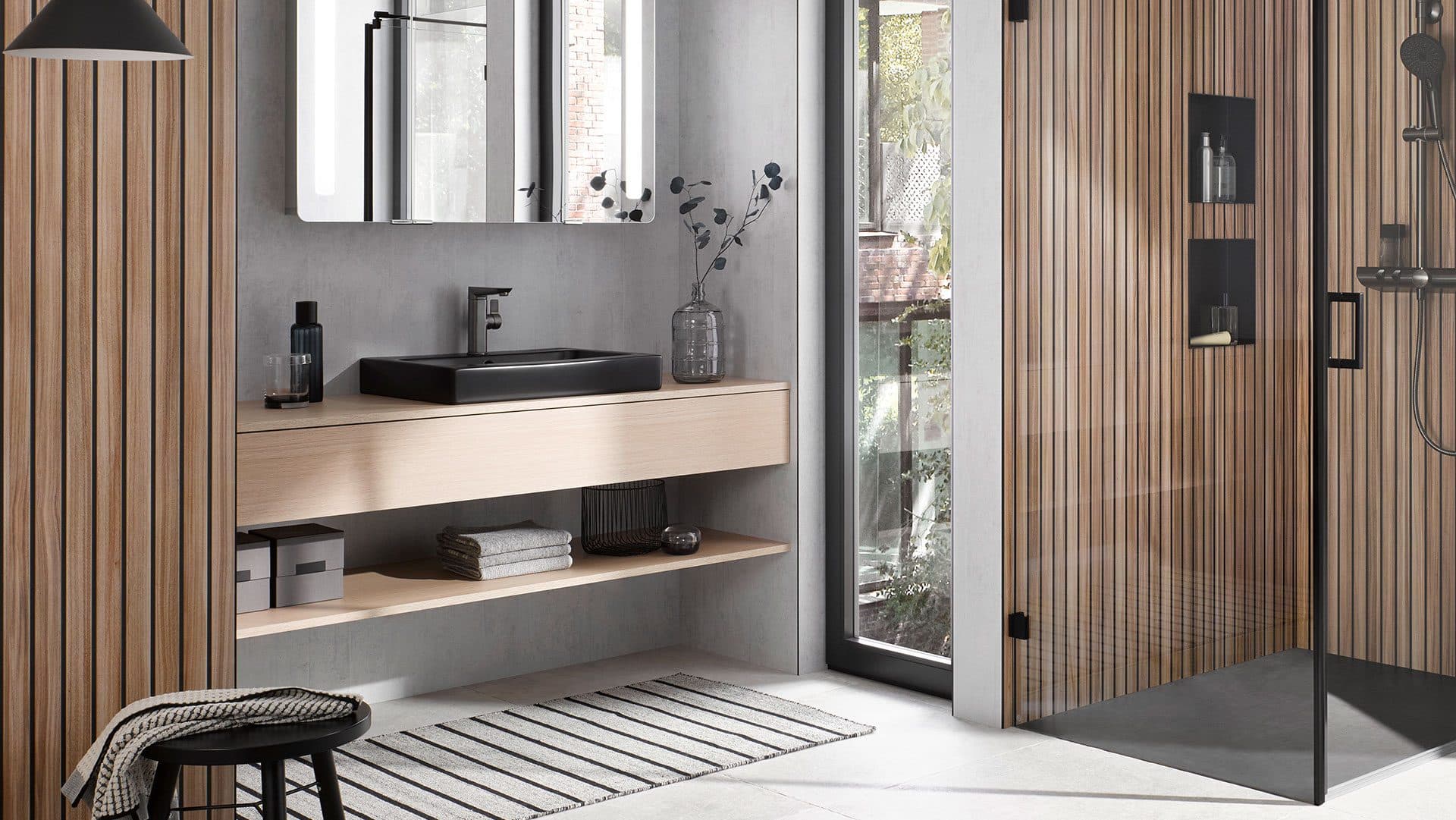 RenoDeco-Wandverkleidung in Holz- und Steinoptik in Dusche und am Waschtisch